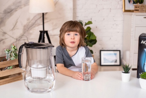 Dzbanek filtrujący z Tritanu Aquaphor Onyx 4,2l + 1 wkład Maxfor+, CZARNY