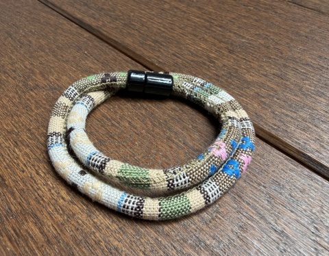 Śliczna bransoletka dla mężczyzn, męska. Styl Boho. Wełna. Odcień beżowy. Zacisk - magnes.